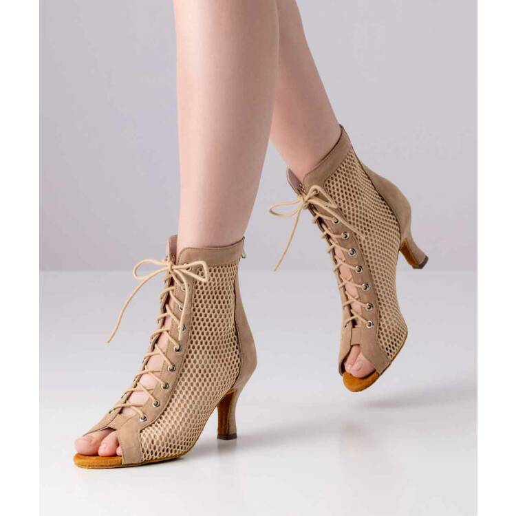 melisande-in-beige-von-anna-kern