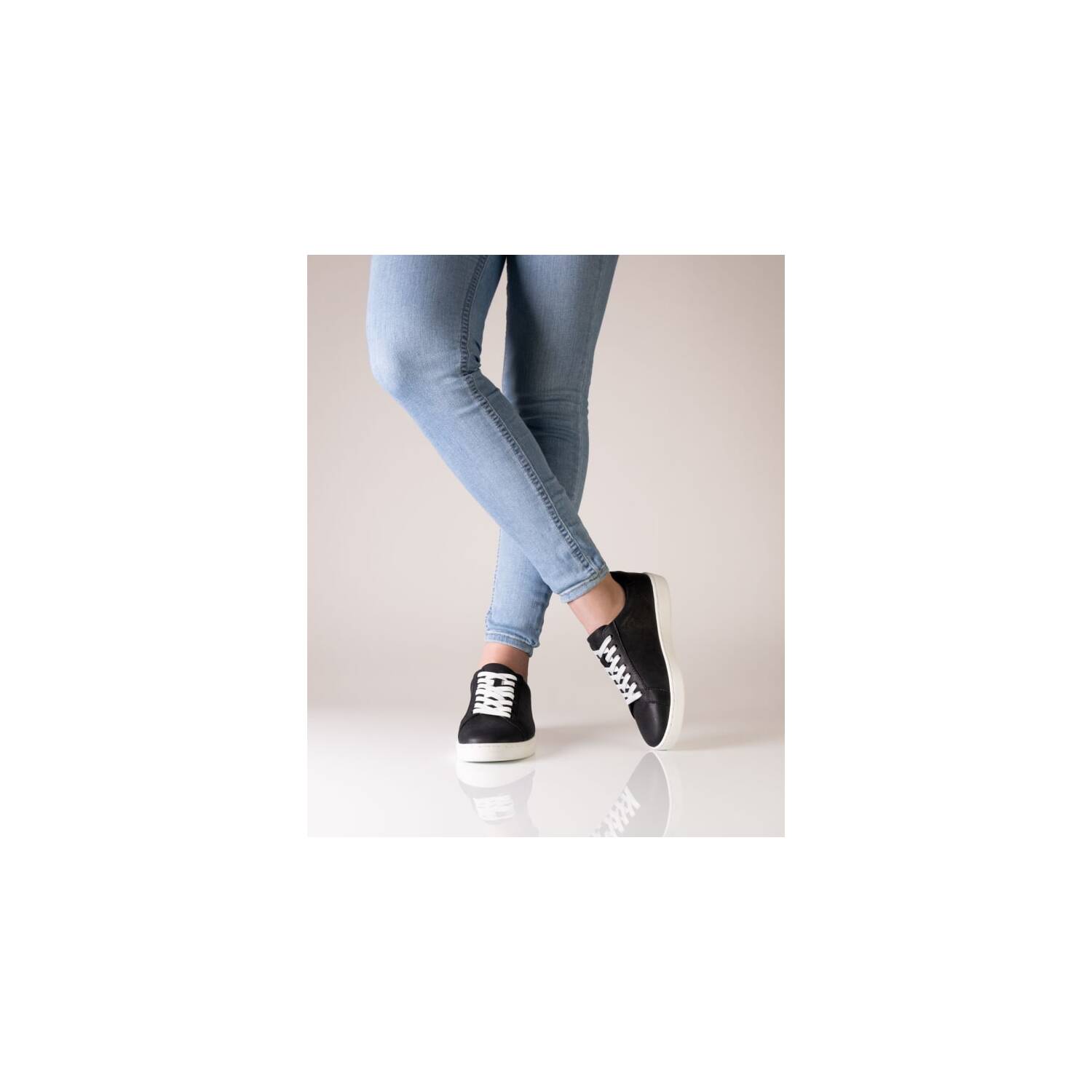 7010 von Anna Kern in Schwarz, Nappaleder