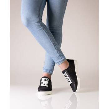 7010 von Anna Kern in Schwarz, Nappaleder